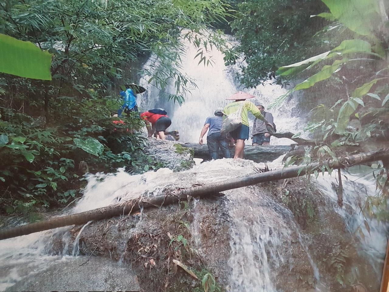 Lattanavongsa Guesthouse And Bungalows Muang Ngoi Esterno foto